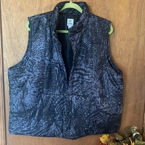 Izod vest, black, and gray size 1X with snaps and pockets.
